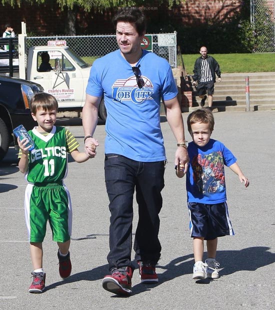 马克沃尔伯格带着两个儿子去打篮球-(1)