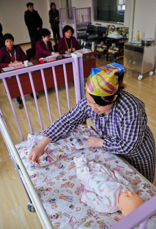 (社会)(2)天津:首批孤残儿童护理员参加考试