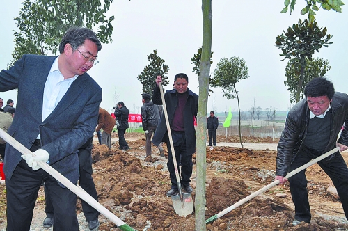 南阳市人民政府市长穆为民(左一)在南水北调中线工程渠首九重高效生态