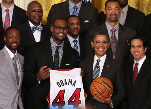 奥巴马获赠篮球和球衣