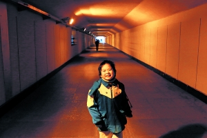 终于可以回家见外婆了，田龙飞高兴地在大统路隧道里奔跑。
