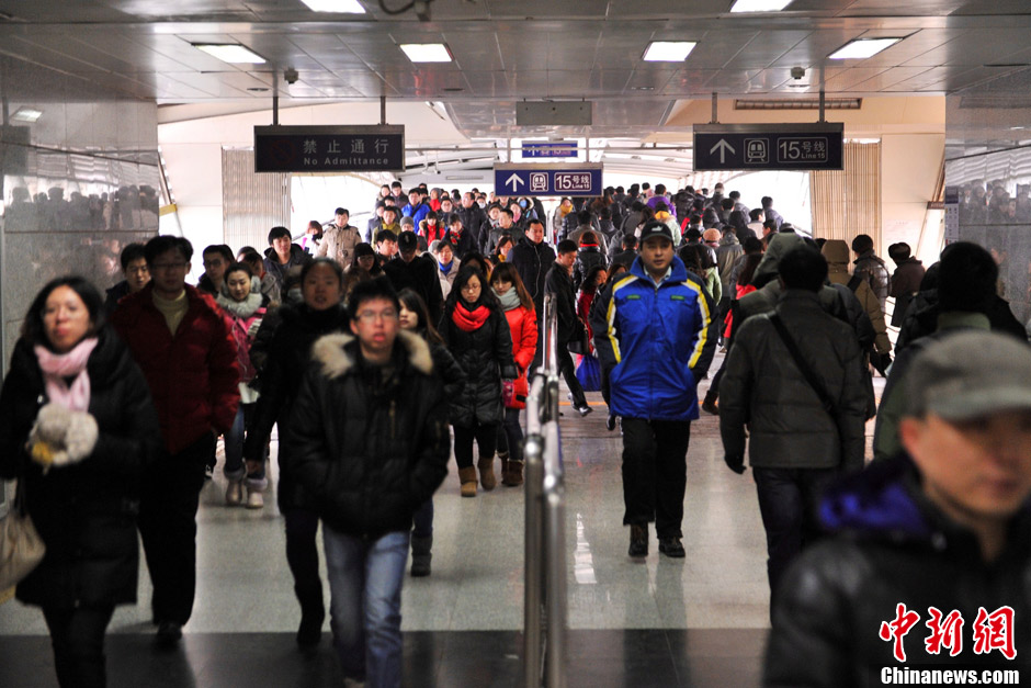 北京地铁新线开通满月 记者直击地下汹涌人潮