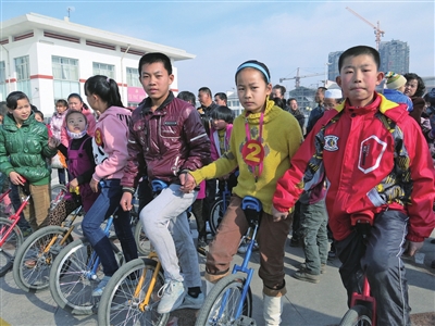 青少年独轮车俱乐部"正在举行趣味比赛,吸引了辖区学校的100多名学生