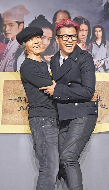 周星驰（左）昨（28日）赴台带罗志祥宣传新片。台湾《苹果日报》