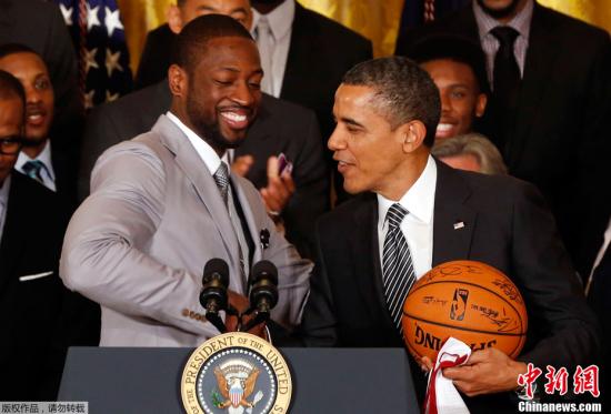 北京时间1月29日凌晨，2012年NBA总冠军迈阿密热火队赴白宫会见奥巴马，并赠予美国总统全队签名篮球。