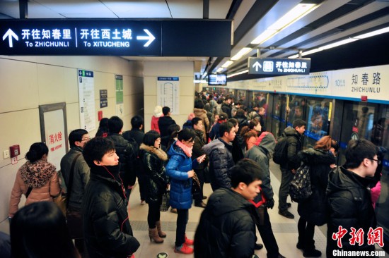 组图:北京地铁早高峰的众生相