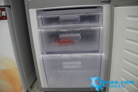 容声BCD-232YMB/C三门冰箱冷冻室