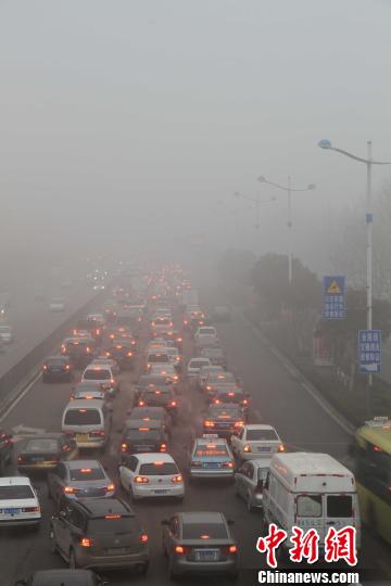 雾霾再“锁”济南 交通受阻呼吸科就医人数激增