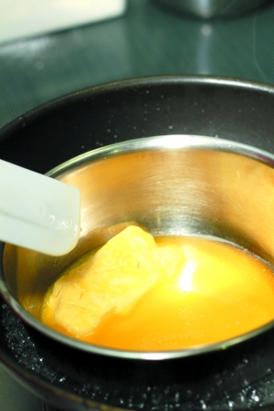 将黄油软化后,加糖粉搅拌成淡黄色黄油.