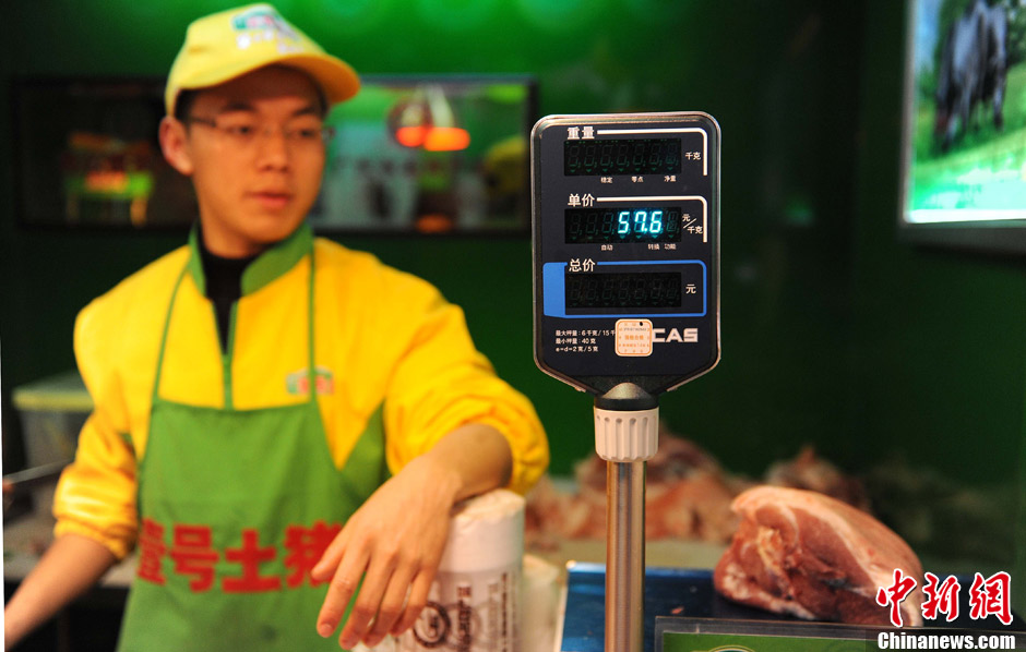50余名大学生上海卖猪肉 薪酬不输白领(图)(1)