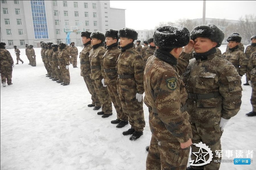 沈阳军区装甲部队新兵大快朵颐(组图)