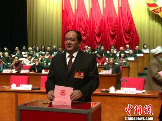 30日，中国人民政治协商会议新疆维吾尔自治区第十一届委员会第一次会议举行第三次全体会议，会上，努尔兰・阿不都满金和其他政协委员一起投票。　王小军　摄