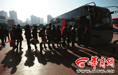 1月26日,西安城南客运站,旅客排队上车本报记