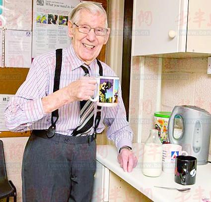 百岁吉姆帮同事端茶倒水