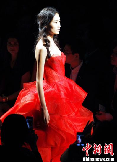 资料图 2012年10月19日晚，上海时装周十周年开幕盛典举行，“婚纱女王”、著名华裔设计师Vera Wang的亚洲首场唯美亮相。中新社发 潘索菲 摄  