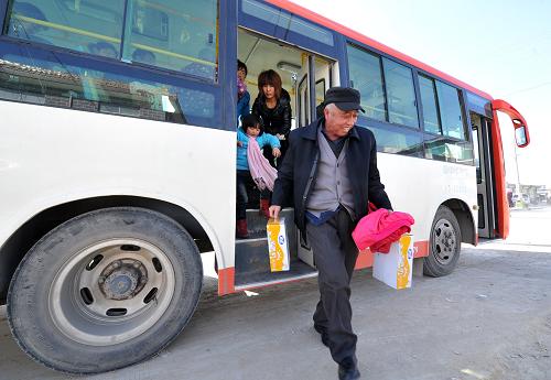 宁夏固原市市区开往彭堡镇吴磨村的城乡公交车上,几位乘客到站后下车