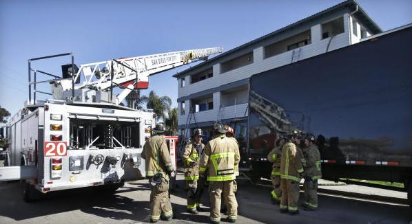 消防人员赶到发生爆炸的圣迭戈酒店灭火。