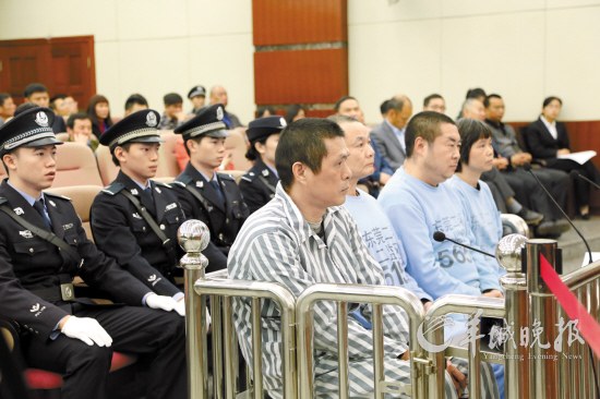 收取巨额“回扣”，法庭上安监局三位高官却辩称收的是考务费 通讯员 刘晓南 摄