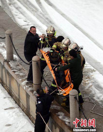 31日上午11点左右，淄博一男子醉酒高桥上跌落冰面，受伤严重。经过一个小时的营救，伤者获救上岸被紧急送往医院抢救。　崔立来　摄