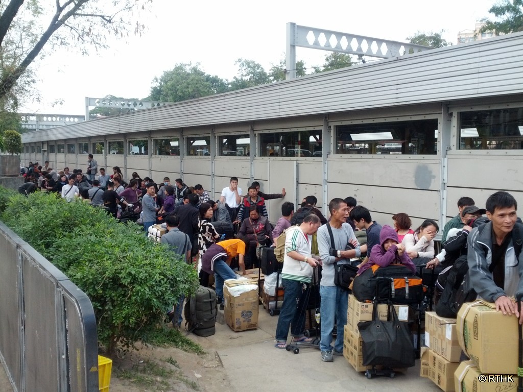 上水港铁站过百人排队等候行李磅重。香港电台网站