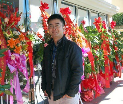 来自中国南京的张明昊来美才四年半，却已是一家旅行社和一家餐馆的老板。（张宏 摄）