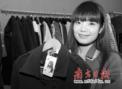 网店店主"云朵妈妈"自己设计店内的服装. 肖雄 摄