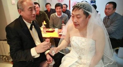 北京老年同性恋被曝恩爱床照亲密接吻组图