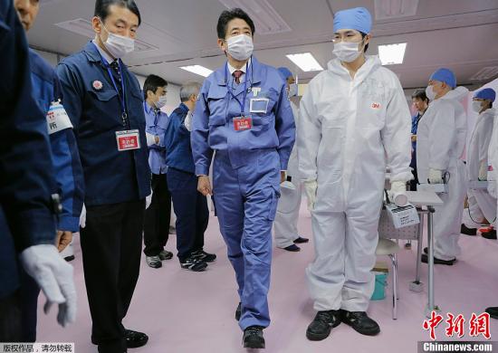 当地时间12月29日，日本首相安倍晋三前往福岛县大熊町的福岛第一核电站视频并慰问工作人员。