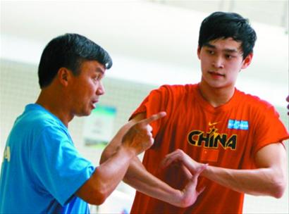 孙杨和教练朱志根（左）合作九年什么冠军都拿了