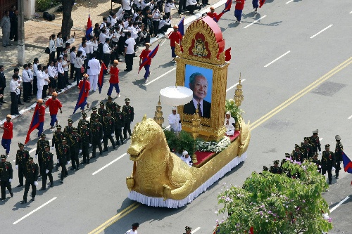 (国际)(10)柬埔寨太皇西哈努克遗体移出王宫准