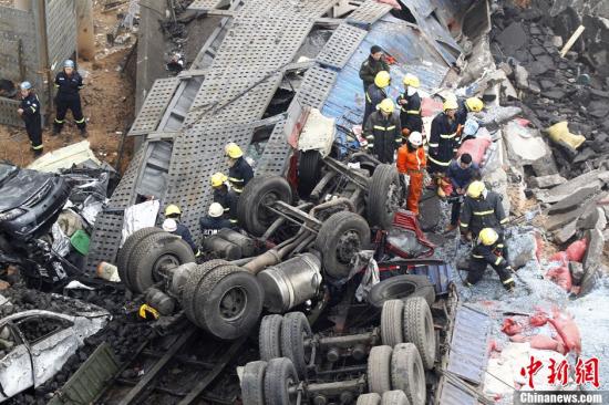 连霍高速渑池段服务区附近一辆载满烟花爆竹的货车发生爆炸,引起桥面