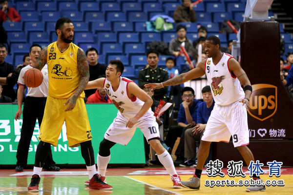 图文:[cba]青岛主场战广厦 麦蒂协防