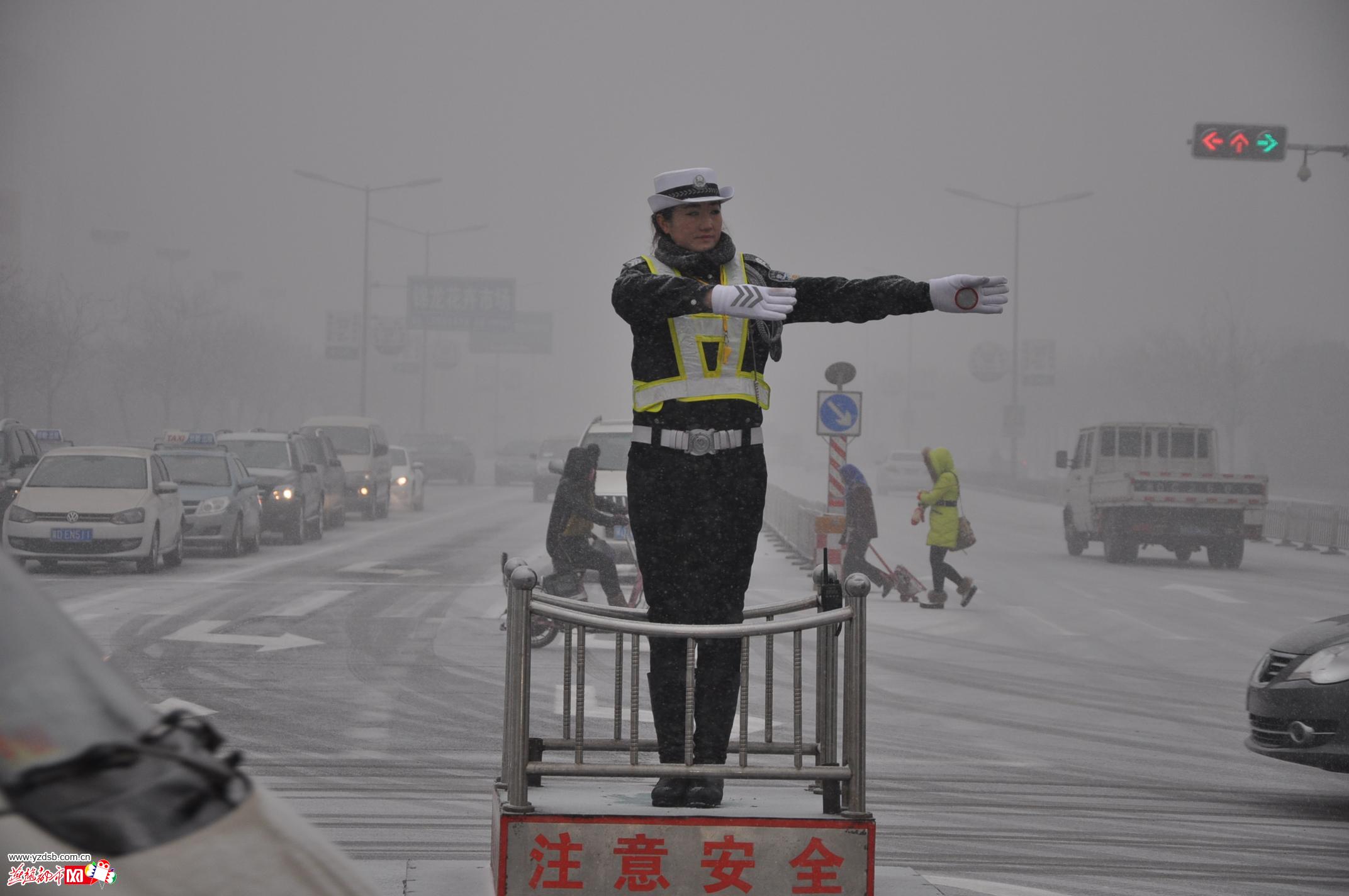 河北交警应对雾霾恶劣天气为百姓春运护航(组