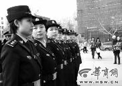 英姿飒爽,笑容亲和,擒拿格斗毫不逊色.昨日下午,一支