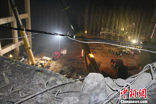 民间救援组织和附近村民参与义昌大桥爆炸救援