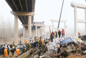 连霍高速三门峡段载烟花货车爆炸义昌大桥炸塌(图)