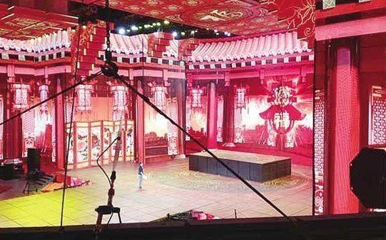 央视春晚舞台绚烂被批 称不符广电总局节俭要