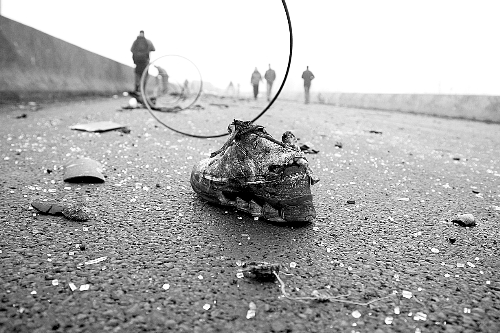 爆炸现场附近，旅客的一只鞋遗落在桥面。