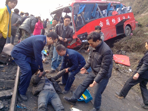 县一大客车侧翻致7死22伤      2月1日,救援人员在车祸现场抢救伤者
