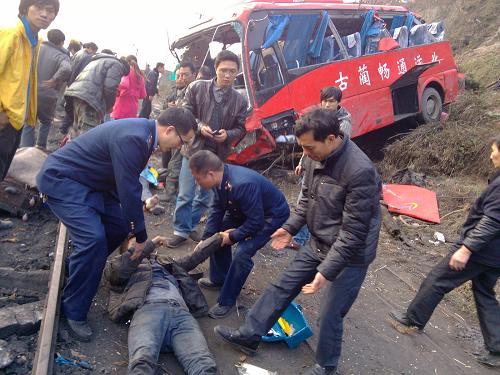 2月1日，救援人员在车祸现场抢救伤者。新华社发（泸州新闻网供图）