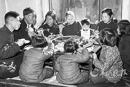 1953年,天津市一家人的年夜饭