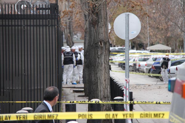 美国驻土耳其使馆前发生爆炸2月1日，在土耳其安卡拉，警察封锁美国驻土耳其使馆爆炸案现场。新华社记者李铭