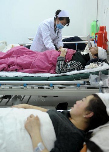 2月2日，宁县人民医院医护人员在为伤者治疗。新华社记者 聂建江 摄