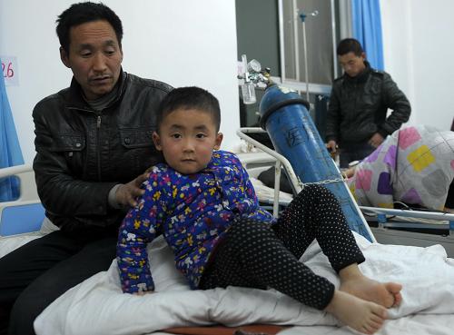 2月2日，一名4岁儿童在宁县人民医院接受观察。新华社记者 聂建江 摄