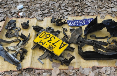 2月2日上午，事故车辆的车牌以及部分残碎零件被码放在一起。