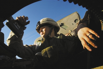 2004年2月13日，一名驻伊美国女宪兵在巡逻。