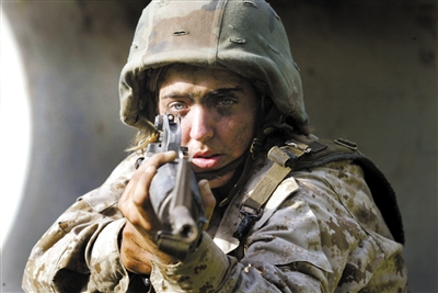 2004年6月21日，美国巴利斯岛，海军陆战队的女新兵在接受严格的训练。