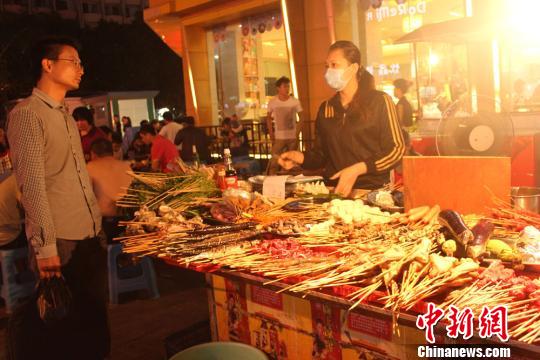 讲究卫生的街边烧烤受到当地民众和外地游客的青睐. 叶霖嘉 摄