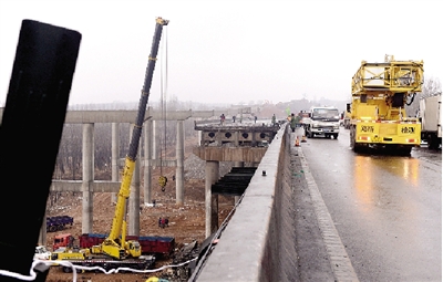 2月3日，交通部门一辆路桥检测车在连霍高速公路义昌大桥北半幅桥面上准备进行检测。新华社发