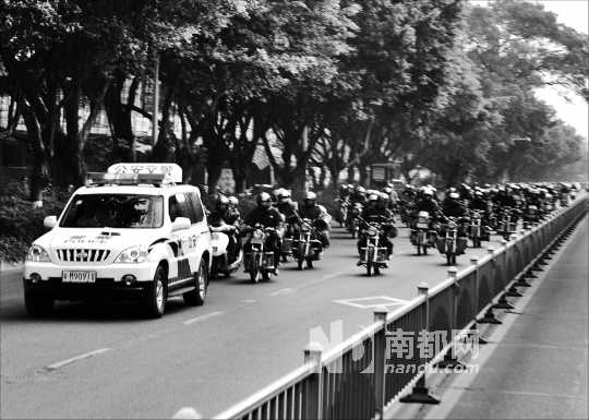 广东梅州警车护送摩托车返乡大军 日均万辆过